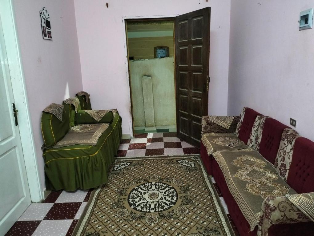 un soggiorno con 2 divani e una porta di مدينة القصير a Quseir