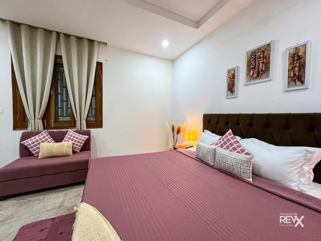 Postel nebo postele na pokoji v ubytování Guru Sadan A Luxe Stay