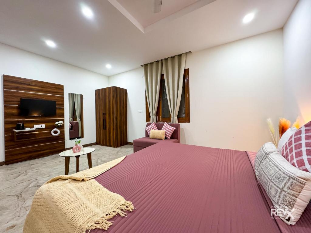Postel nebo postele na pokoji v ubytování Guru Sadan A Luxe Stay