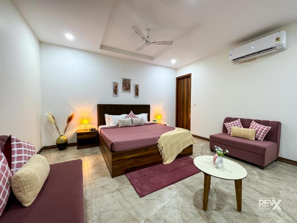 Postel nebo postele na pokoji v ubytování Guru Sadan A Luxe Stay