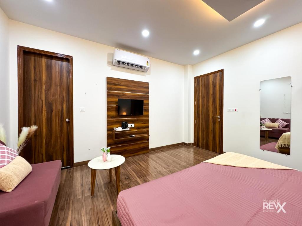 Postel nebo postele na pokoji v ubytování Guru Sadan A Luxe Stay