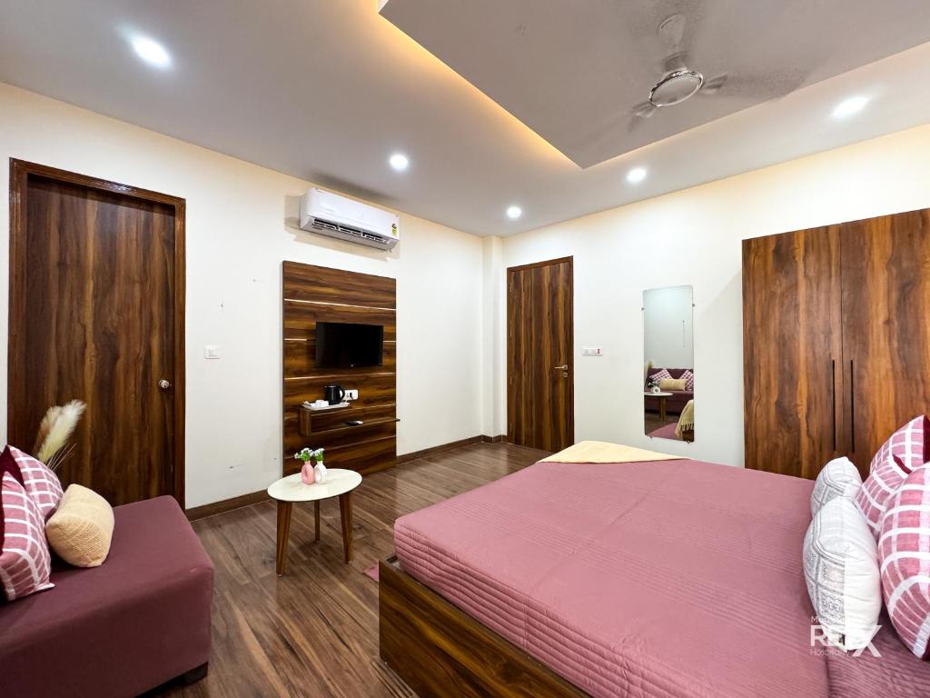 Postel nebo postele na pokoji v ubytování Guru Sadan A Luxe Stay