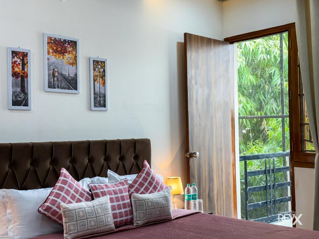 Postel nebo postele na pokoji v ubytování Guru Sadan A Luxe Stay