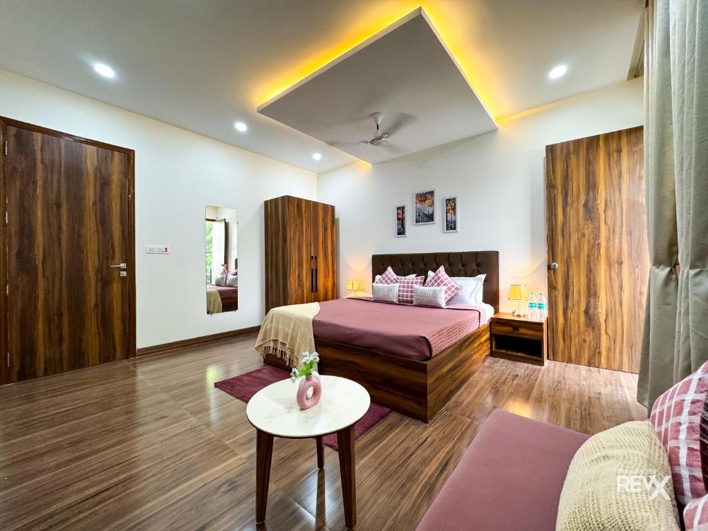 Postel nebo postele na pokoji v ubytování Guru Sadan A Luxe Stay