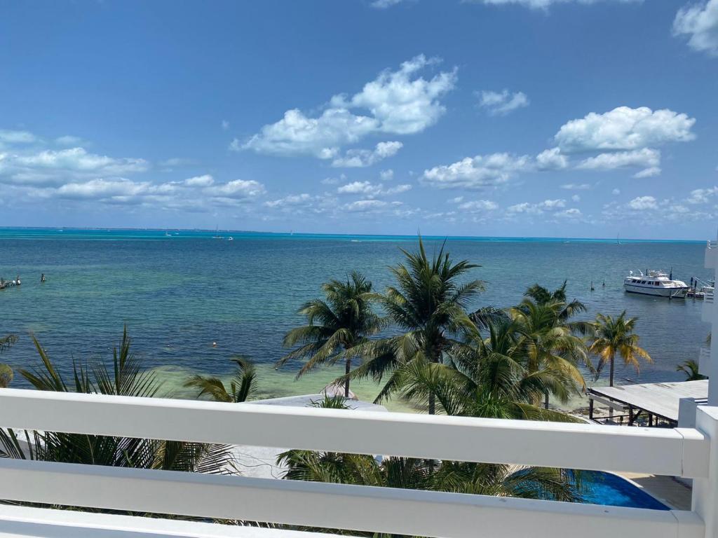 a view of the ocean from a balcony at Departamento OK CANCUN PERLAS in Cancún