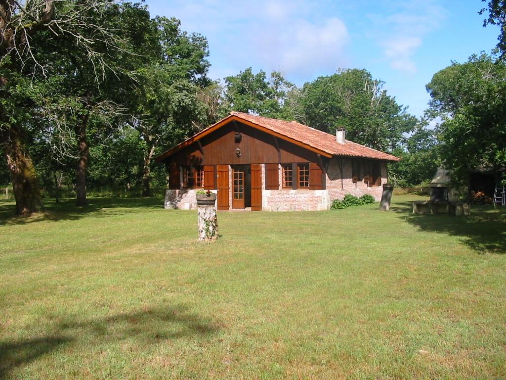 a small house in the middle of a field at La bergerie de lesbordes in Lestajaou