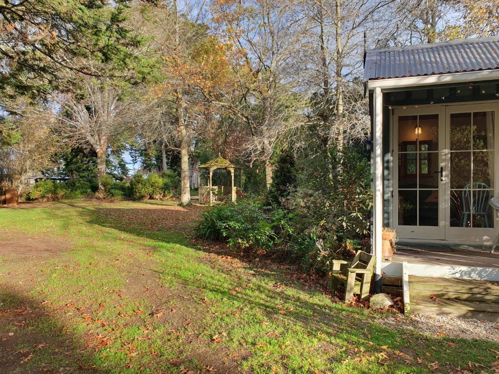 Bumblebee Cottage - Resim 32