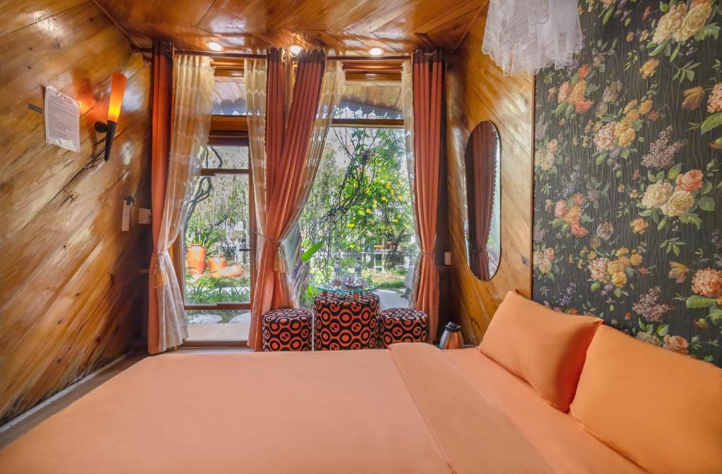 Postel nebo postele na pokoji v ubytování Dream Flower Dalat Hotel