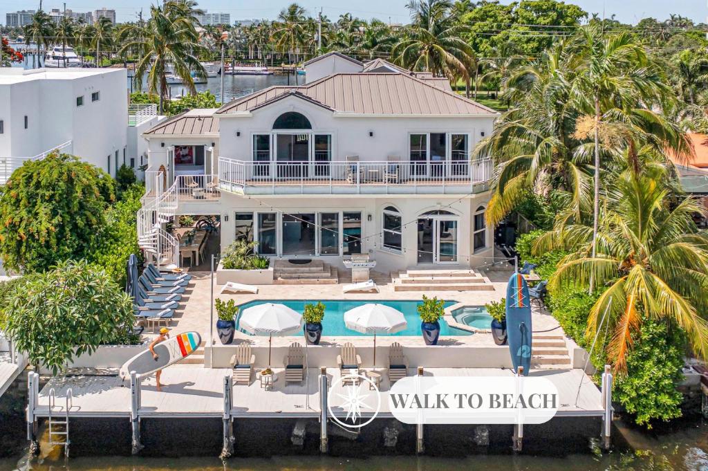 una vista aérea de una casa sobre el agua en Villa on Intracoastal Beach in proximity Waterfront Views Access Fogg Key VlLLAS, en Fort Lauderdale