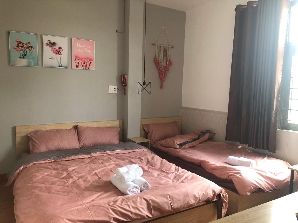 Säng eller sängar i ett rum på Healing Beach Hotel & Apartment