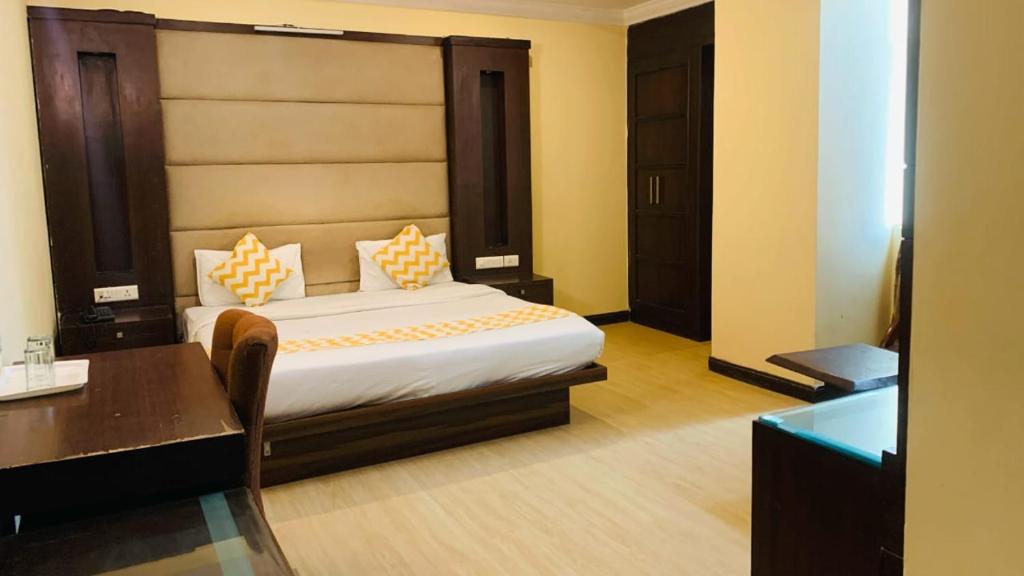 um quarto de hotel com uma cama e uma secretária em Hotel perial Inn - Nehru Palace em Nova Deli