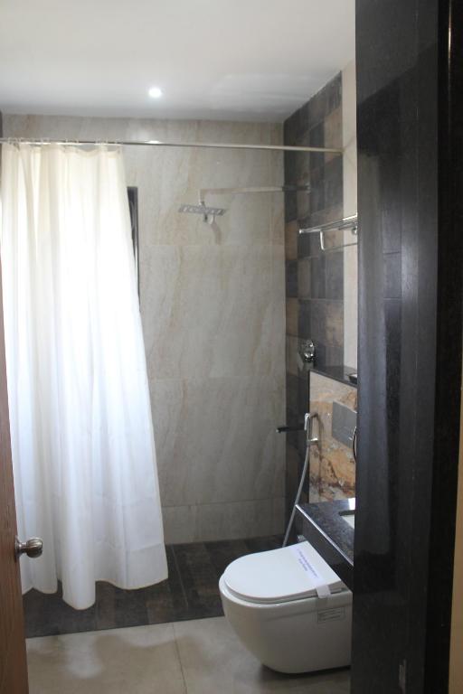 Koupelna v ubytování Hotel Saratharajans