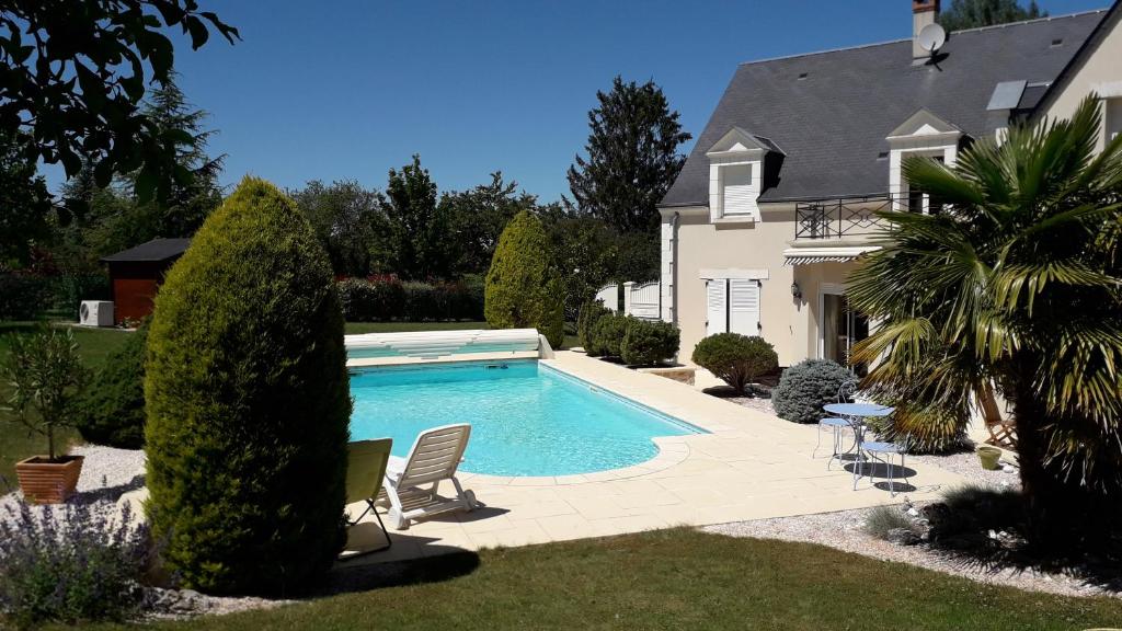 basen w ogrodzie domu w obiekcie Le Clos de Mosny w mieście Amboise