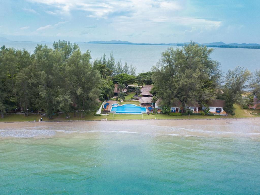 una vista aérea de una casa en la playa en Twin Bay Resort Koh Lanta, en Ko Lanta