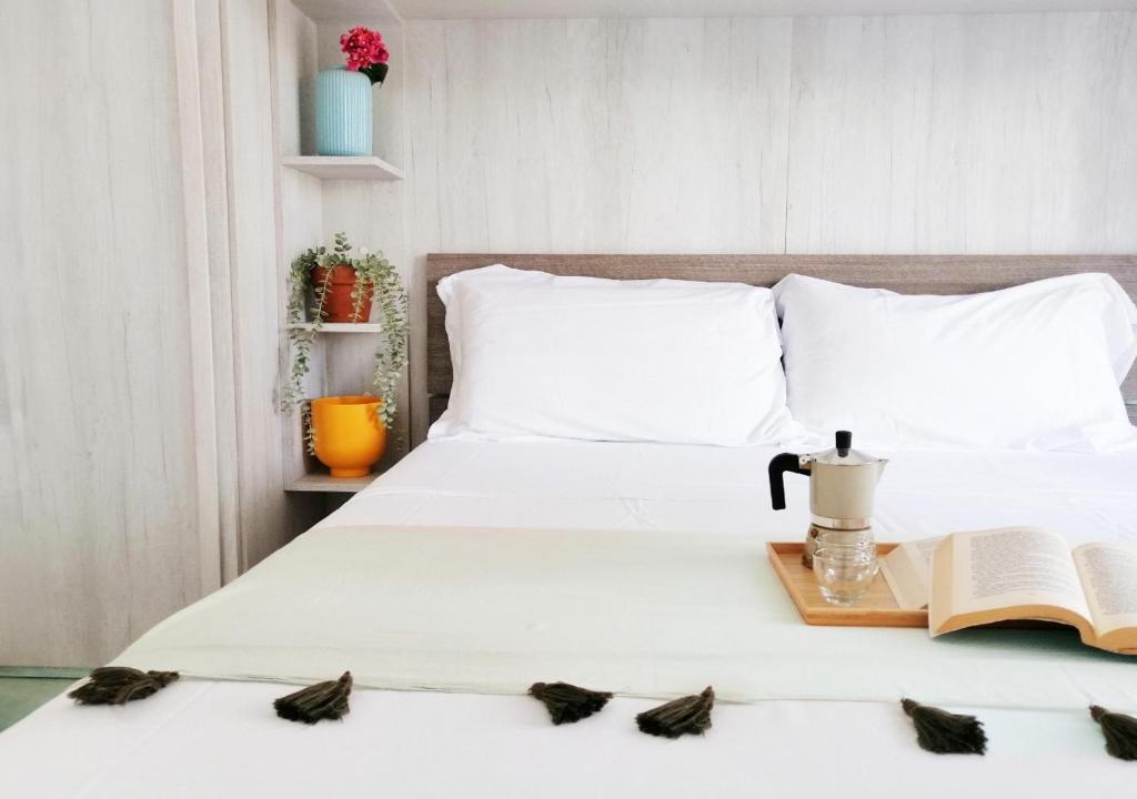 En eller flere senge i et værelse på Holihome_Ludi - Bilocale vicino al mare