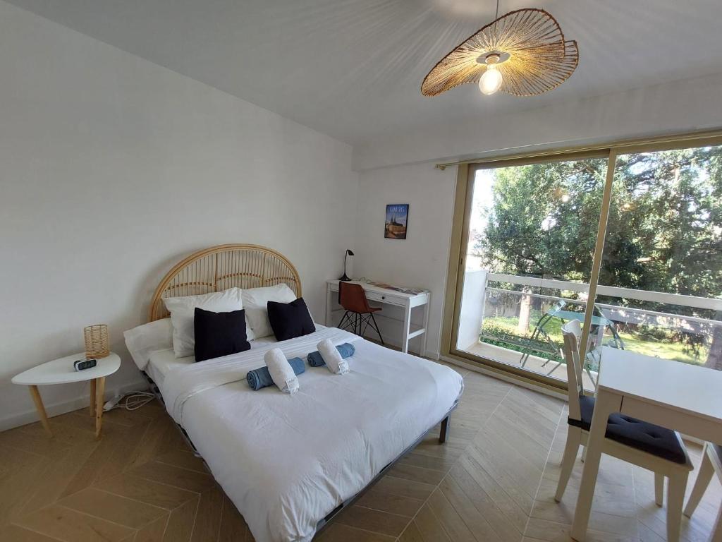 sypialnia z łóżkiem i dużym oknem w obiekcie Studio L'échappée avec parking sous-sol privatif w mieście Chartres