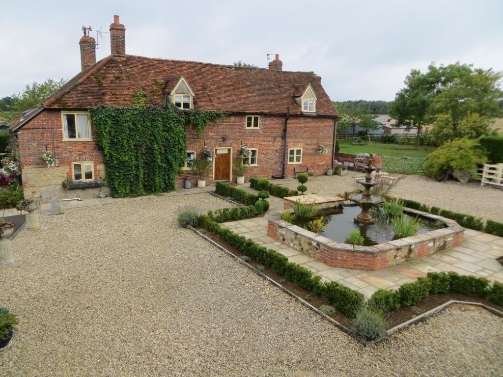 an external view of a house with a garden at Common Leys Farm in Waterperry