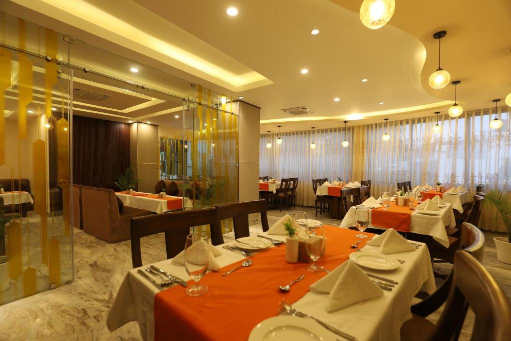 Apex Business Hotel - Tribhuvan International Airport, Kathmandu 레스토랑 또는 맛집