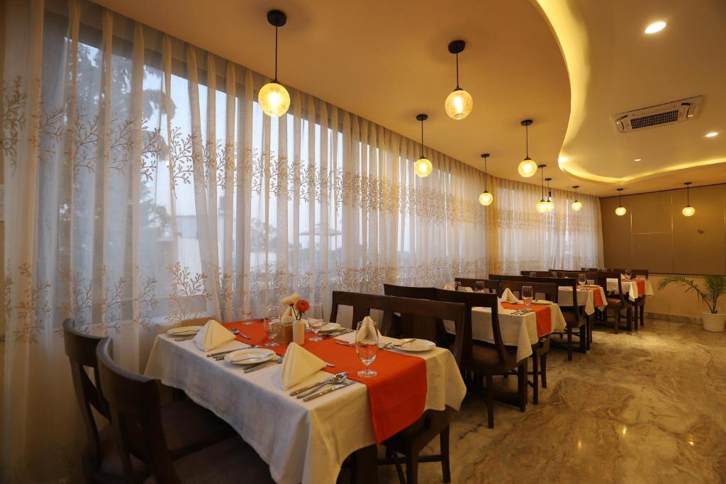Apex Business Hotel - Tribhuvan International Airport, Kathmandu 레스토랑 또는 맛집