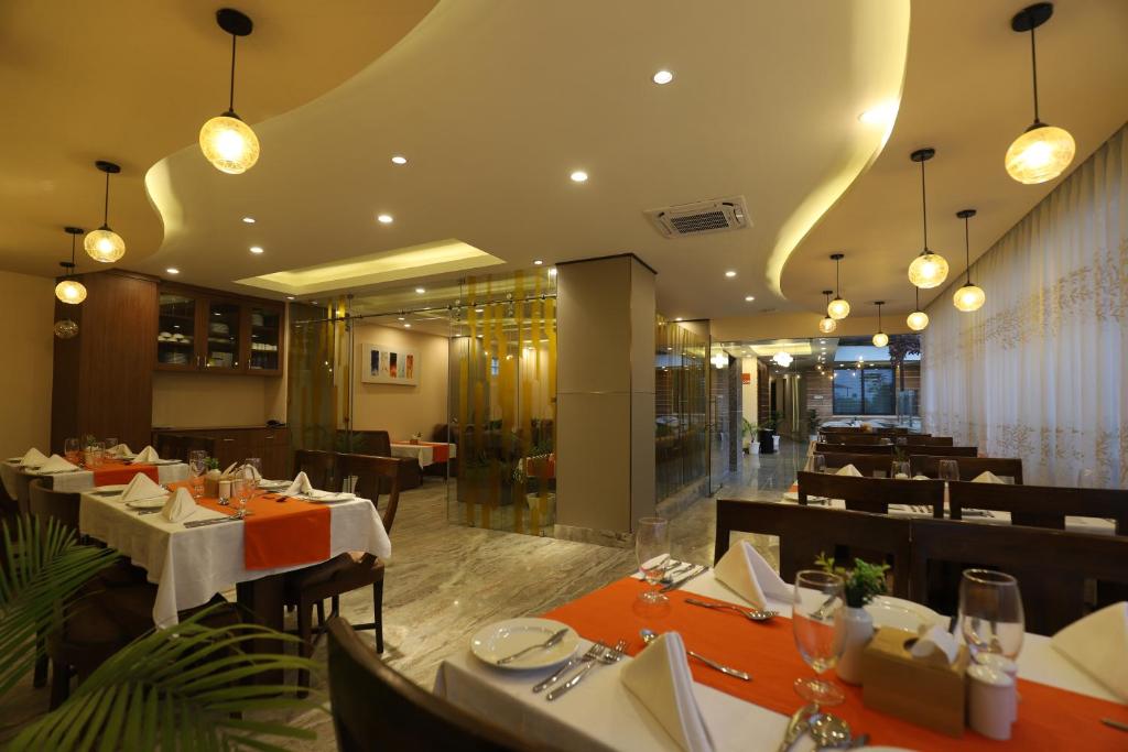 Apex Business Hotel - Tribhuvan International Airport, Kathmandu 레스토랑 또는 맛집