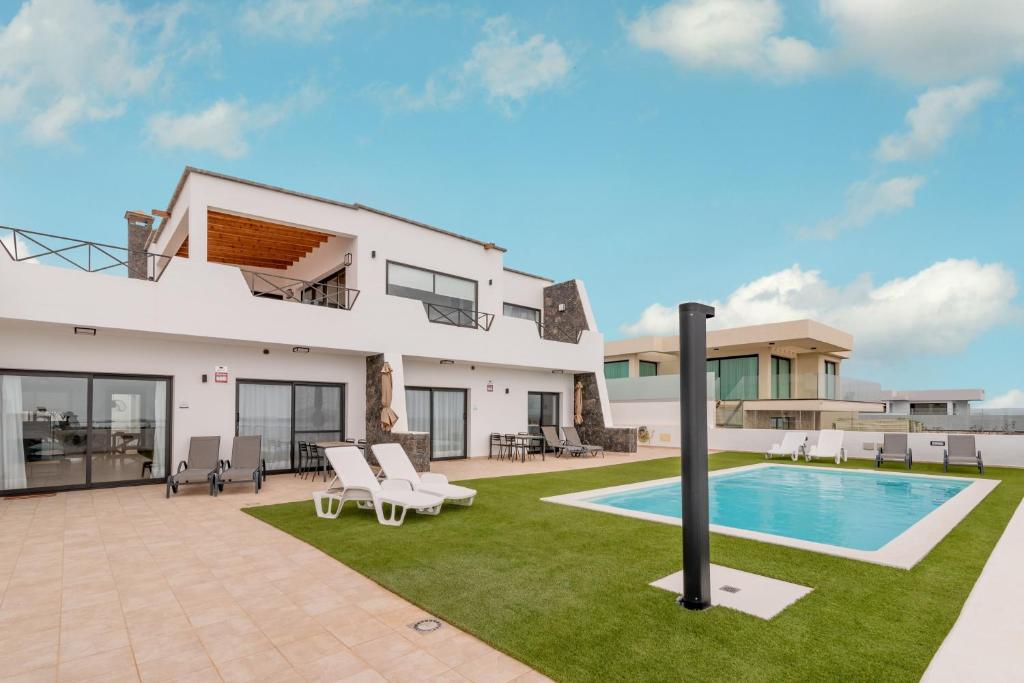 un'immagine di una casa con piscina di Seascape Piscina climatizada aire acondicionado a Corralejo