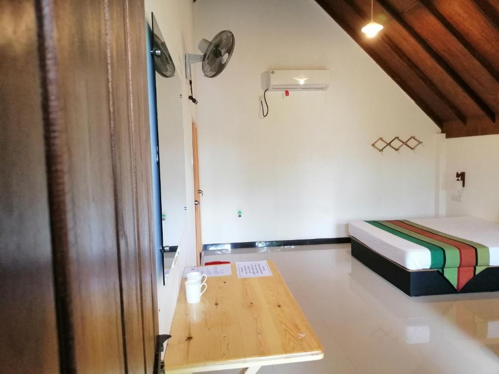 Postel nebo postele na pokoji v ubytování Malwathu Oya Forest Garden