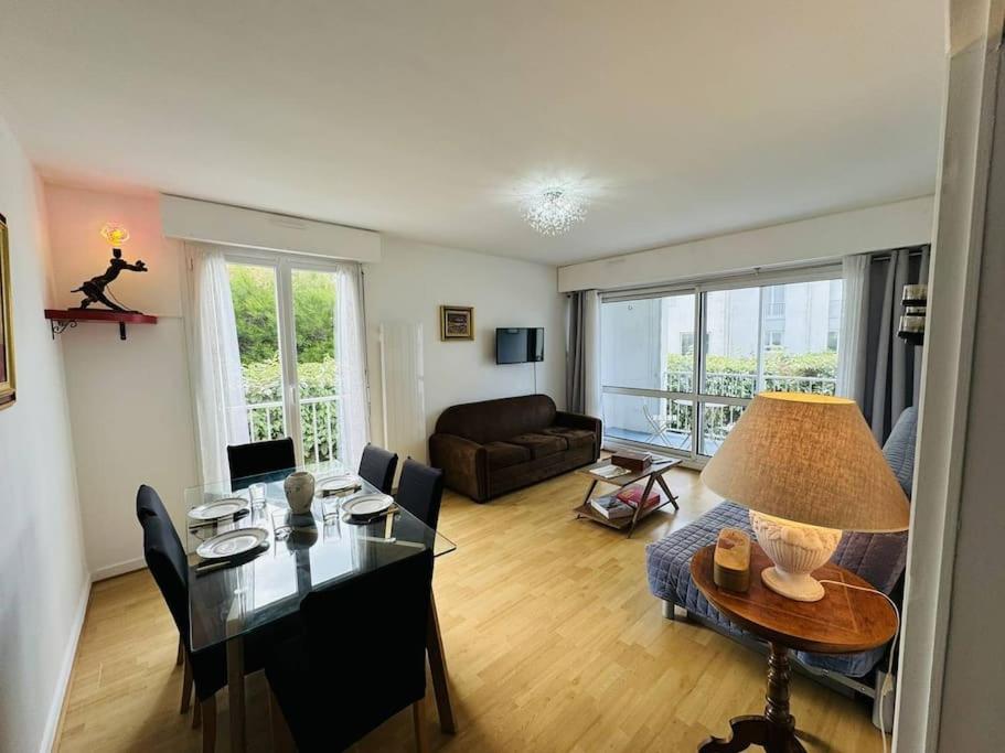 un salon avec un canapé et une table dans l'établissement 3 pièces centre ville, 400m plage, wifi, à Quiberon