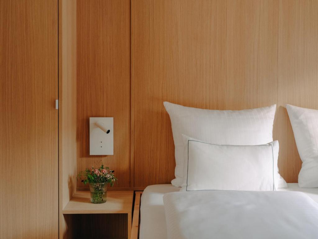 Postel nebo postele na pokoji v ubytování Hirschen - Fine Hotel, Restaurant & Spa