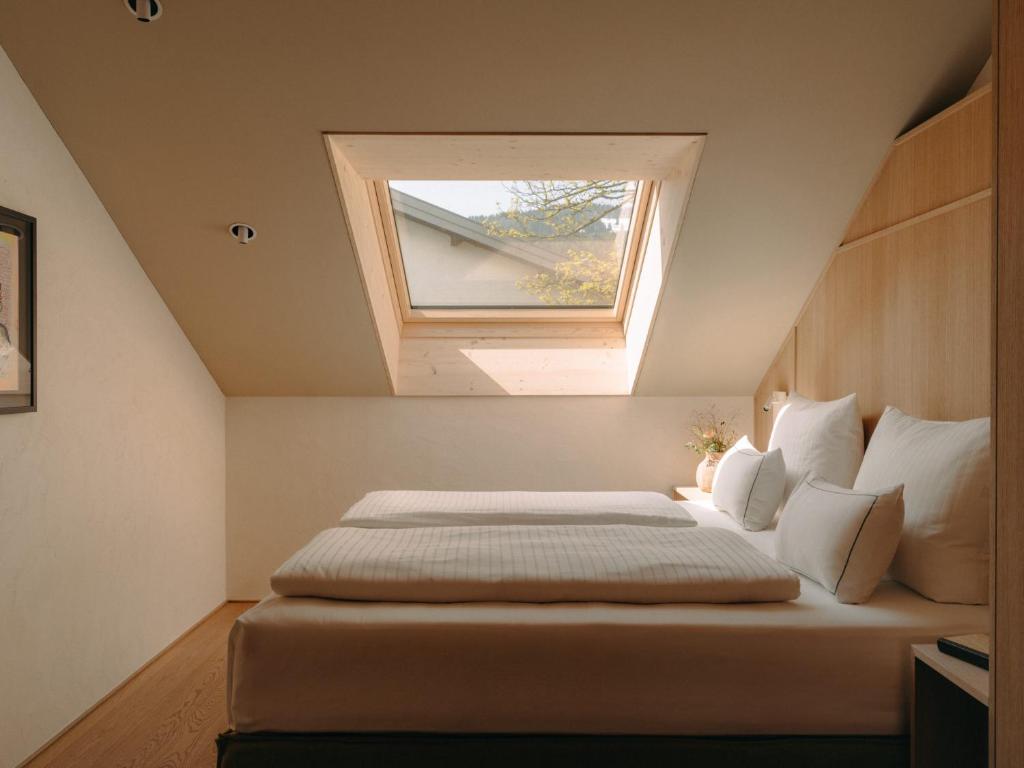 Postel nebo postele na pokoji v ubytování Hirschen - Fine Hotel, Restaurant & Spa