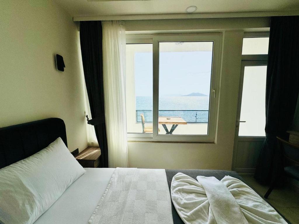 Ένα ή περισσότερα κρεβάτια σε δωμάτιο στο Sea Door Hotel