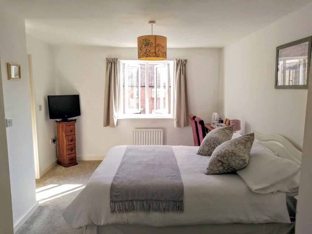 Schlafzimmer mit einem Bett, einem TV und einem Fenster in der Unterkunft Little Paradise in Marlborough in Marlborough