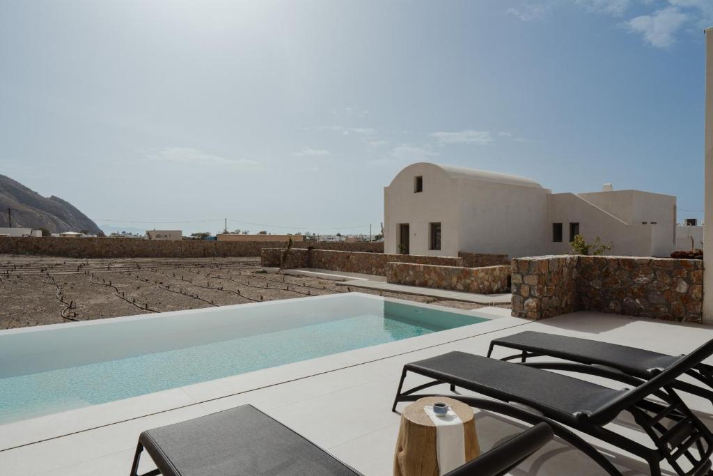 Bazén v ubytování Rizes Villas Santorini with private pool nebo v jeho okolí