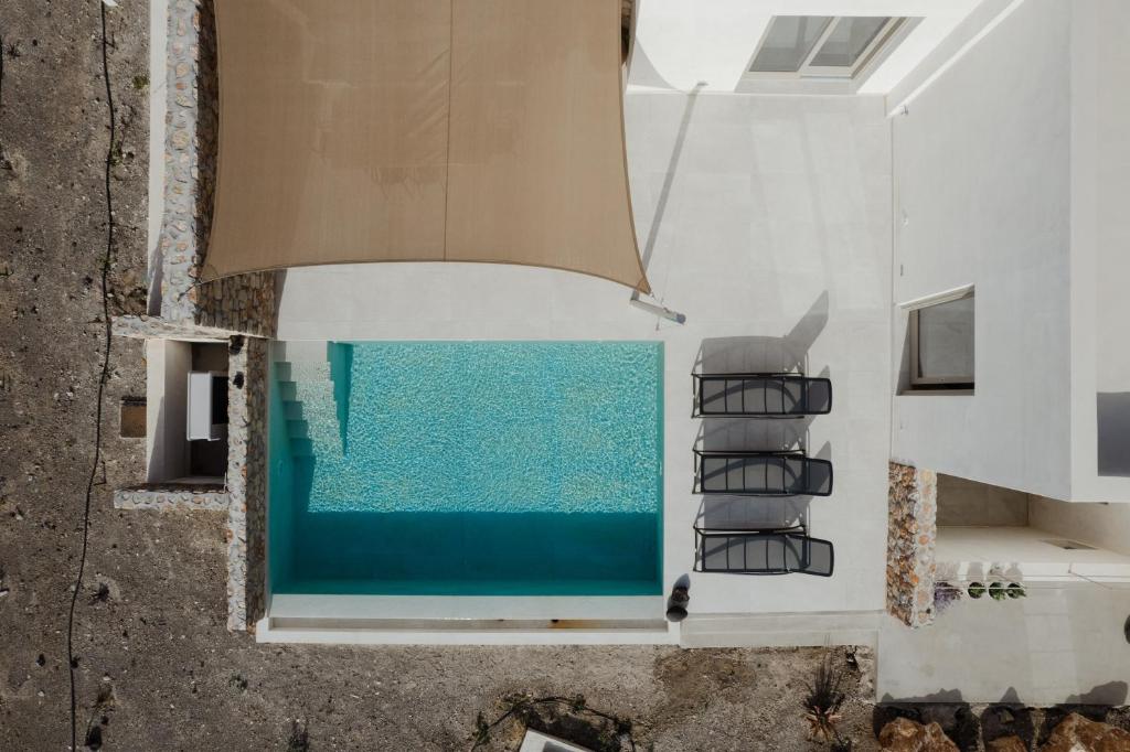 Bazén v ubytování Rizes Villas Santorini with private pool nebo v jeho okolí