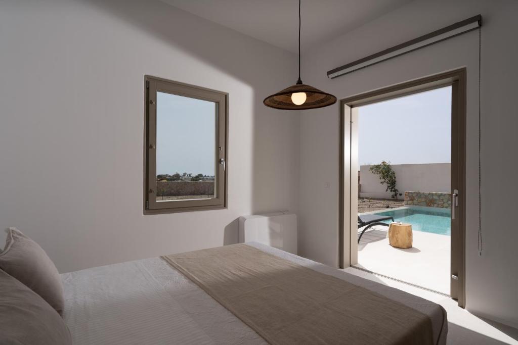 Postel nebo postele na pokoji v ubytování Rizes Villas Santorini with private pool