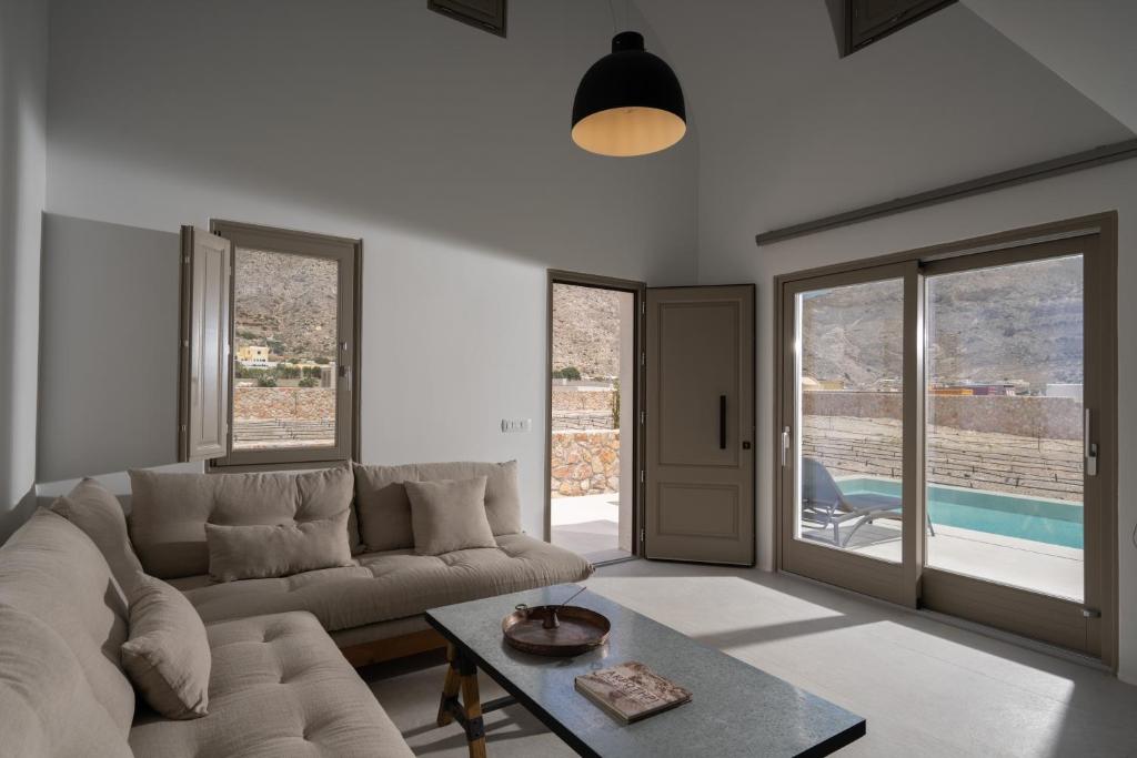 Bazén v ubytování Rizes Villas Santorini with private pool nebo v jeho okolí