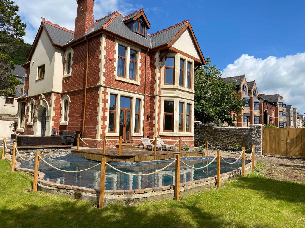 una gran casa de ladrillo sobre un cuerpo de agua en Coastal Escape: 4 bed mansion, en Port Talbot
