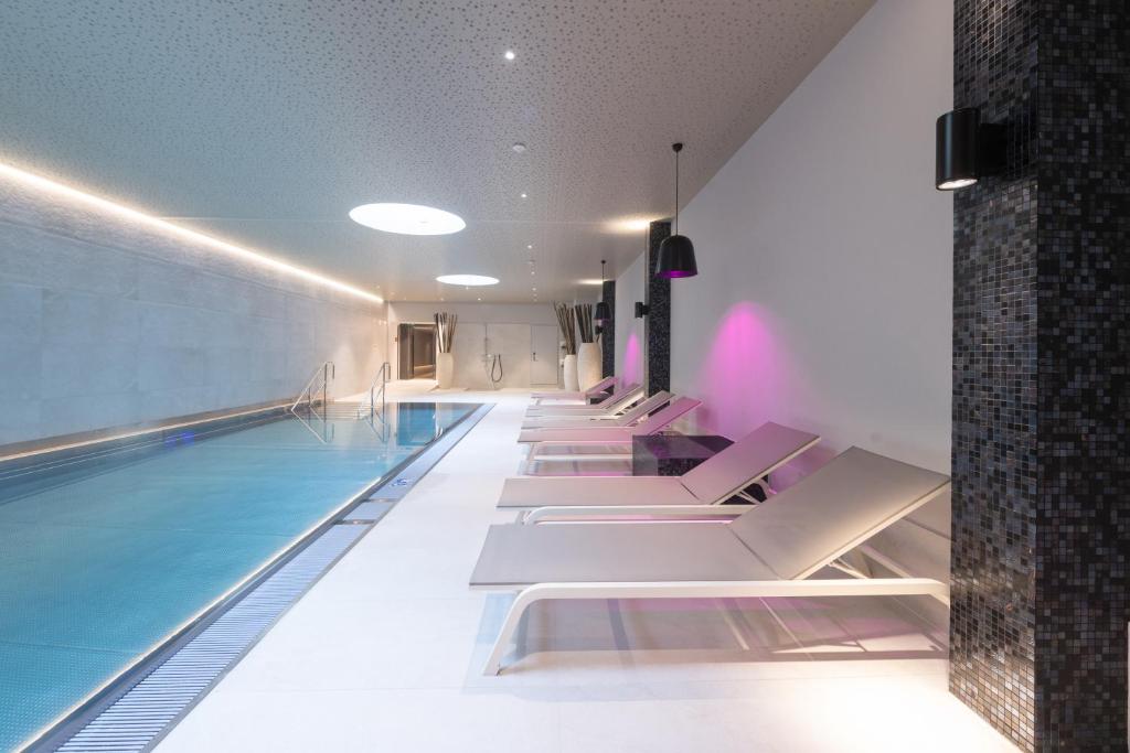 Bazén v ubytování Posthotel Valbella nebo v jeho okolí