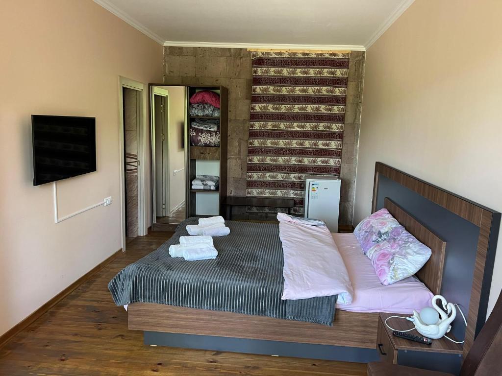 TV a/nebo společenská místnost v ubytování Balkonchik GuestHouse