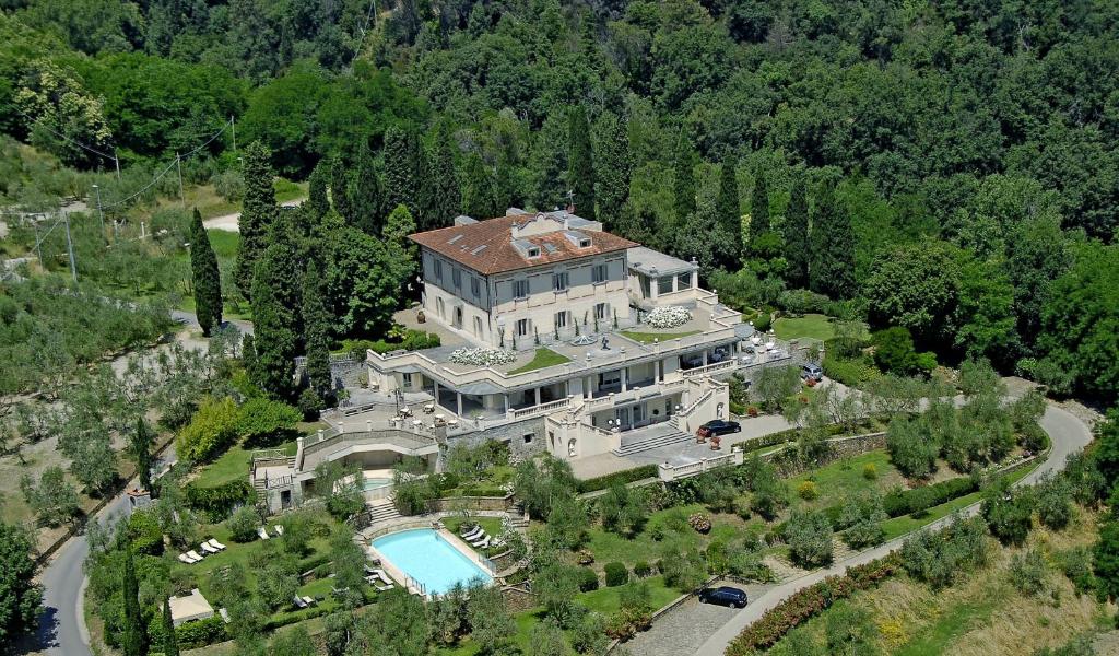 una vista aérea de una gran mansión con piscina en Villa la Borghetta Spa Resort, en Figline Valdarno