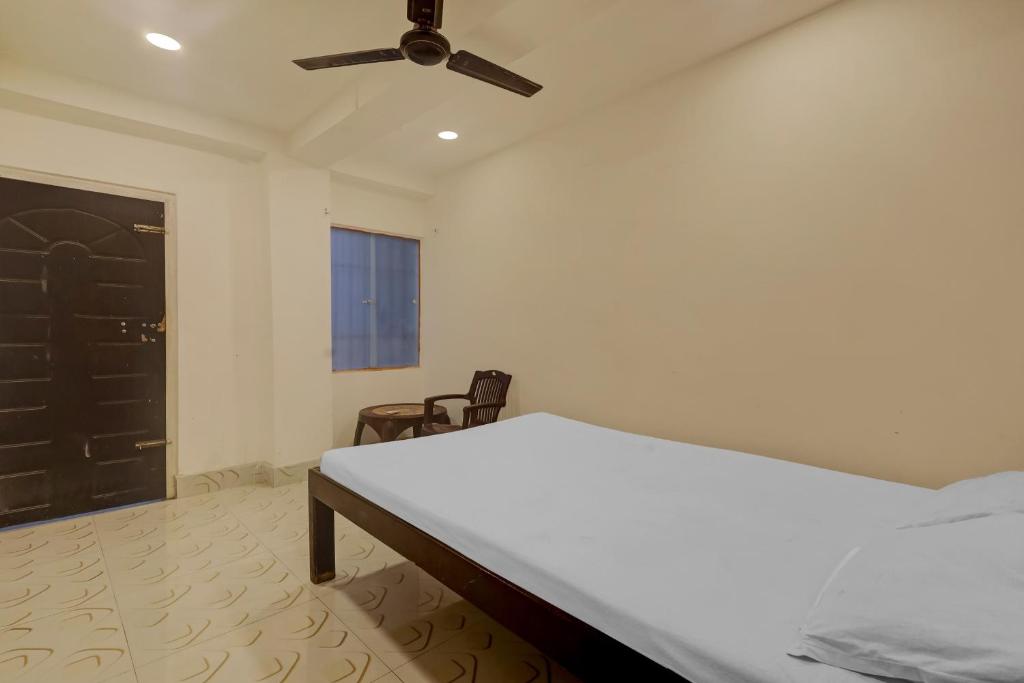 Schlafzimmer mit einem Bett und einem Deckenventilator in der Unterkunft SPOT ON Hotel Paradise Inn in Nowgong
