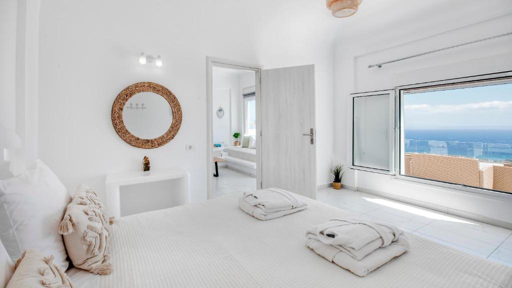 Una cama o camas en una habitación de Dream Villa Santorini