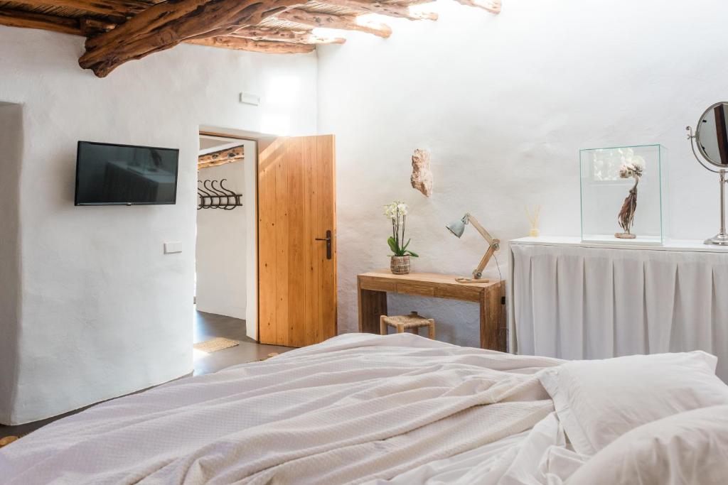 Posteľ alebo postele v izbe v ubytovaní Can Quince Balafia Ibiza Hotel - Turismo de Interior