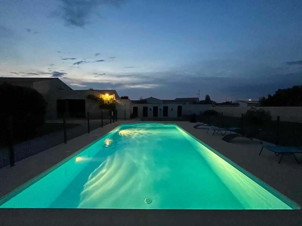- une piscine éclairée la nuit dans l'établissement Appartement La Rochelle, à Sainte-Soulle