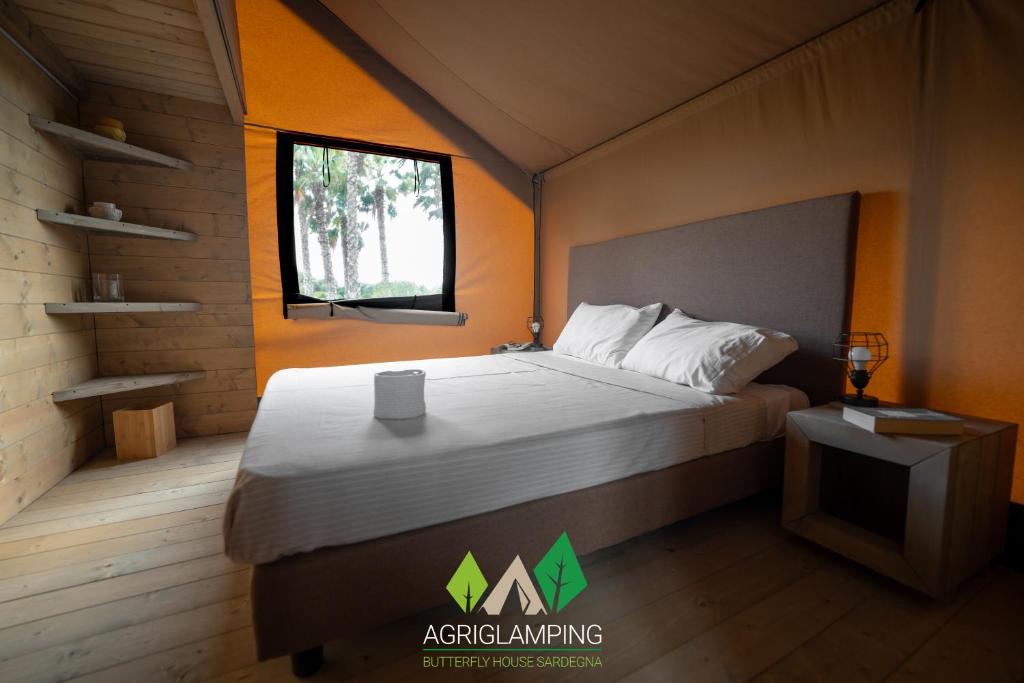 Postel nebo postele na pokoji v ubytování Agriglamping Butterfly House Sardegna