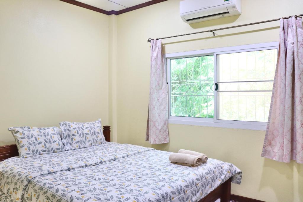 Postel nebo postele na pokoji v ubytování Baanrimklong bungalow