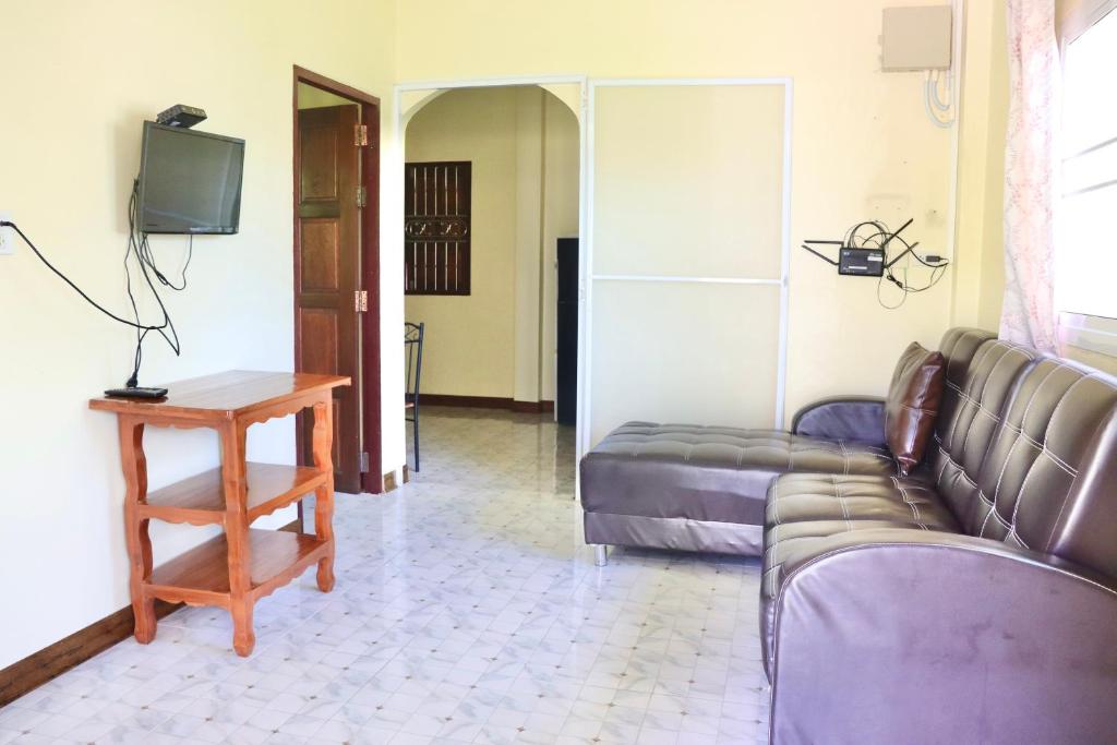 TV a/nebo společenská místnost v ubytování Baanrimklong bungalow