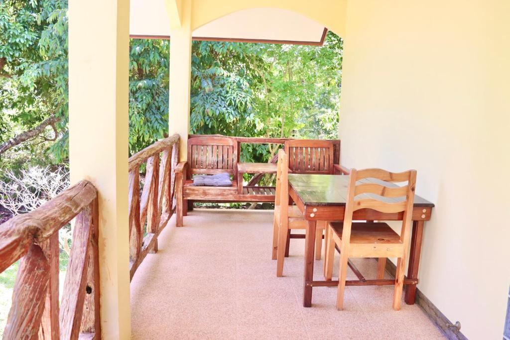 Balkón nebo terasa v ubytování Baanrimklong bungalow