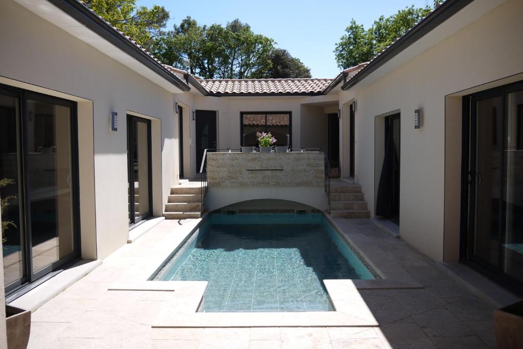 - une piscine dans la cour d'une maison dans l'établissement Le Paladori, à Foissac