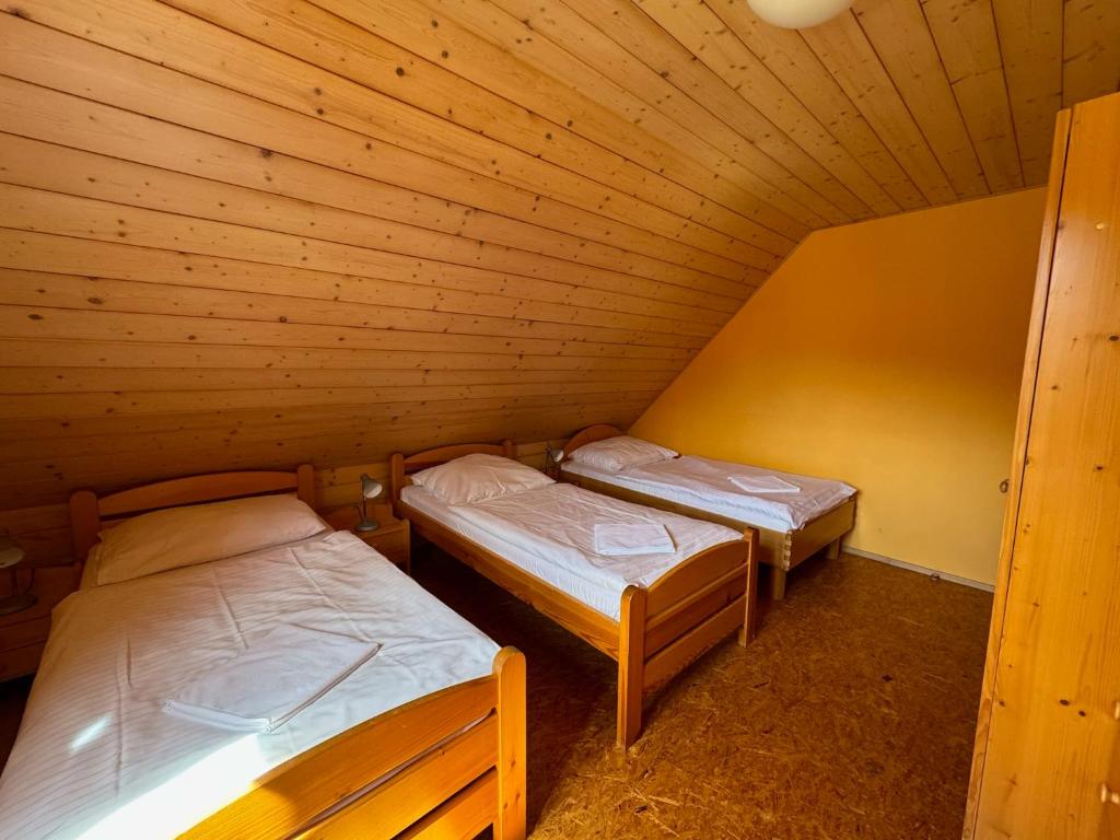 Posteľ alebo postele v izbe v ubytovaní Apartmány Podťaté