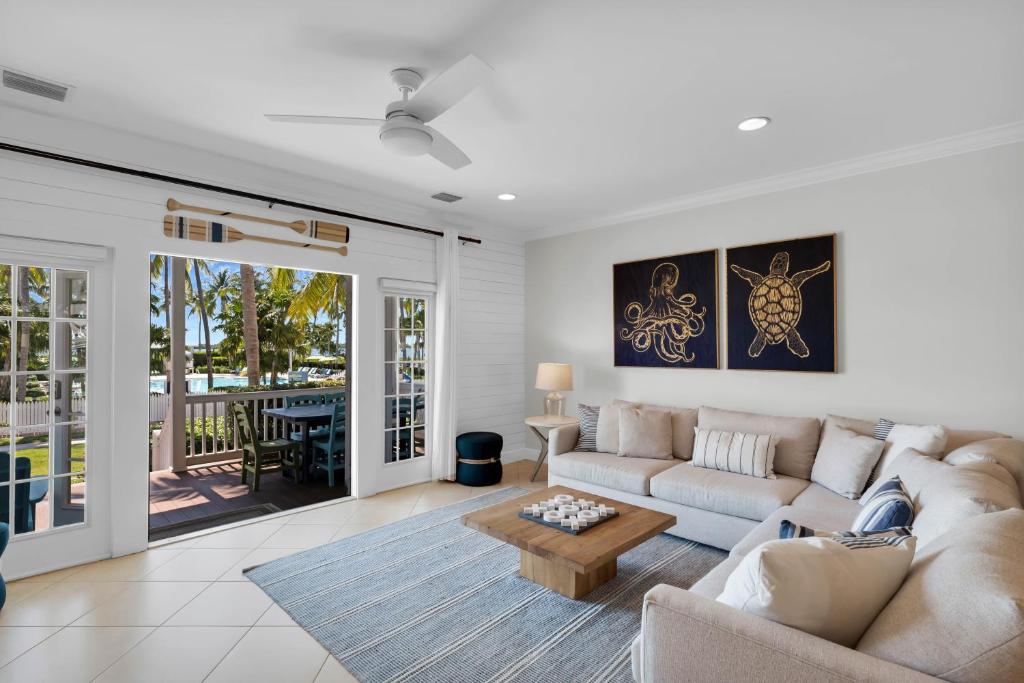 A seating area at NEW LISTING! Waterfront Villa 35 with boat slip townhouse